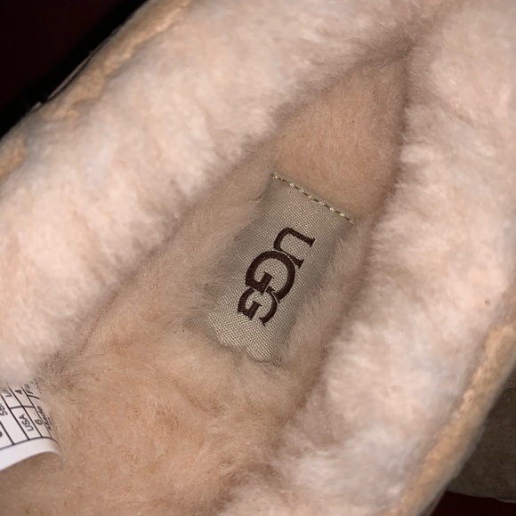 Size 6 BRAND NEW UGG SLIPPERS - Picture 2 of 4